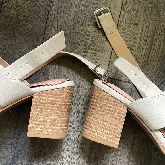 Strappy block heel sandals - Picture 2 of 9